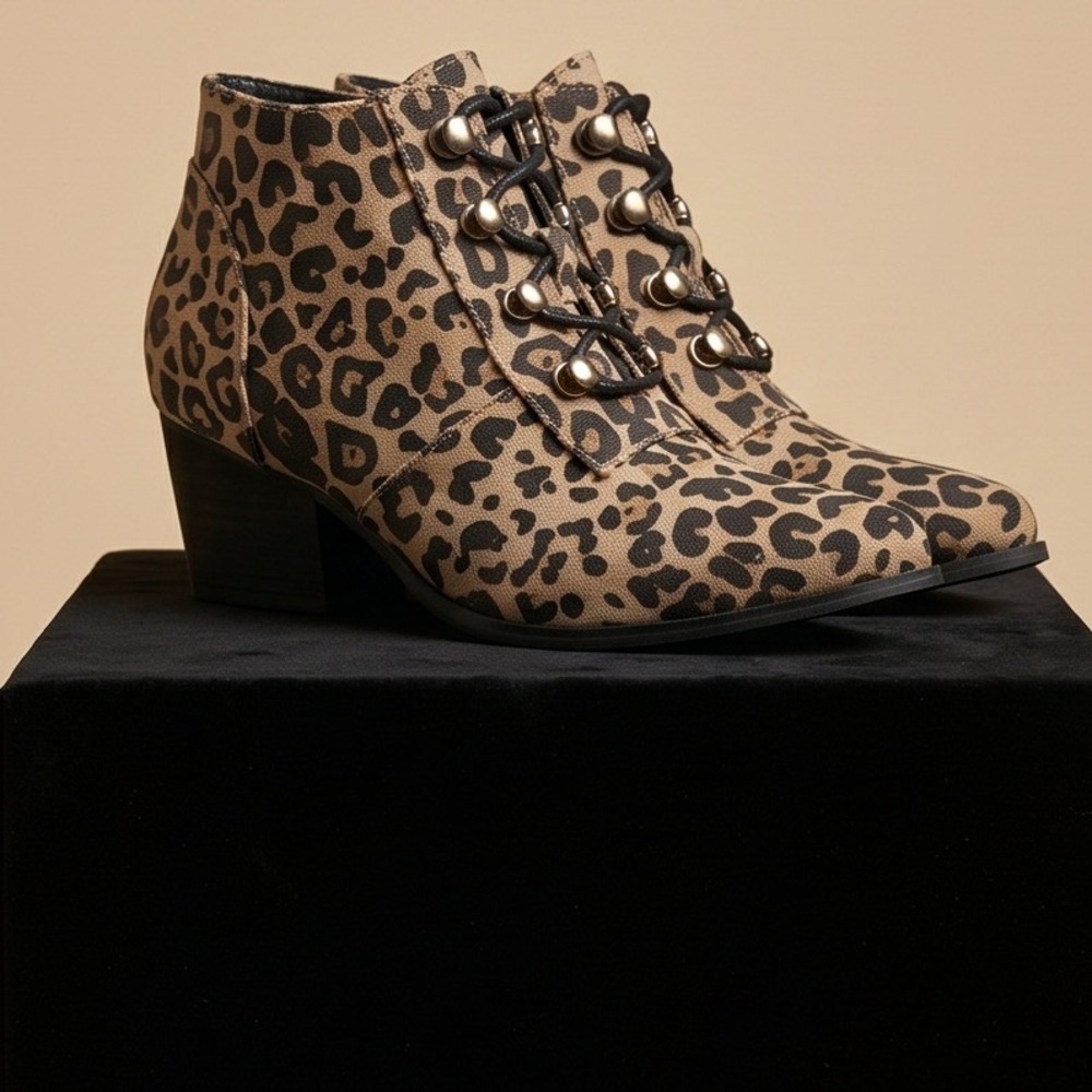 YRU 7 Aura Cheetah Leopard‎ Print Lace Up Ankle Boots Womens Size 7 NIB Edgy
